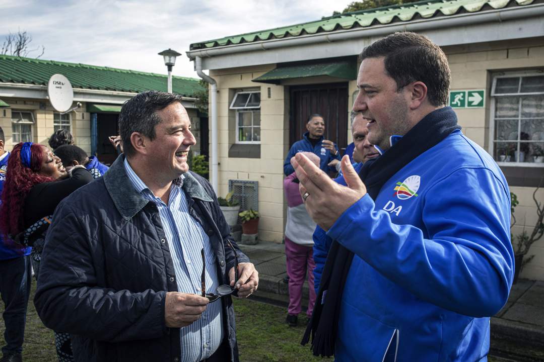 John Steenhuisen, DA-leier (links), en Geordin Hill-Lewis, burgemeester van die Kaapstadse metroraad, besoek Hanover Park buite Kaapstad in Junie verlede jaar.
