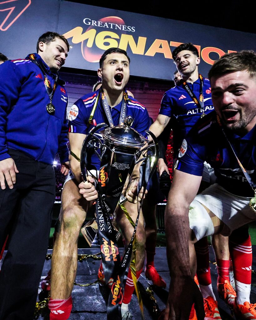 Frankryk, verlede jaar se Sesnasie-wenners, met die trofee.