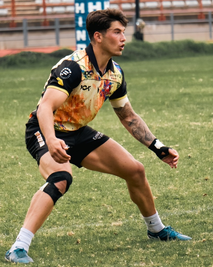Rugbyspeler Bronson Mills oefen saam met sy Lions-spanmaats.