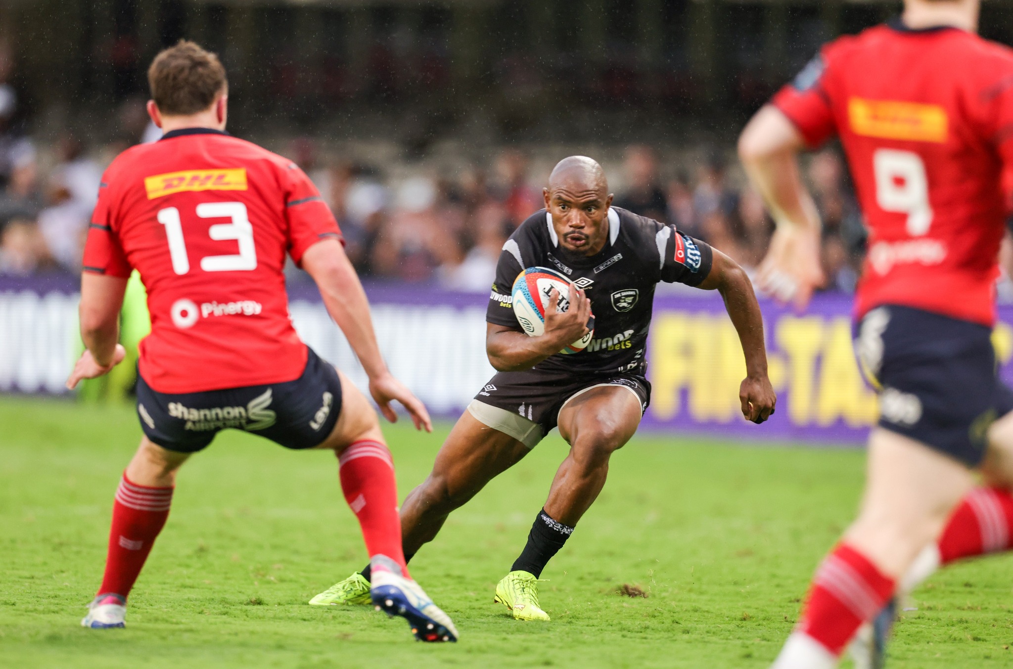 Makazole Mapimpi het Saterdag in sy 100ste wedstryd vir die Sharks gespeel.