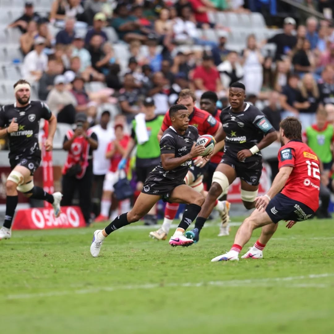 Die Haaie se Grant Williams hardloop met die bal. Foto: Facebook/The Sharks