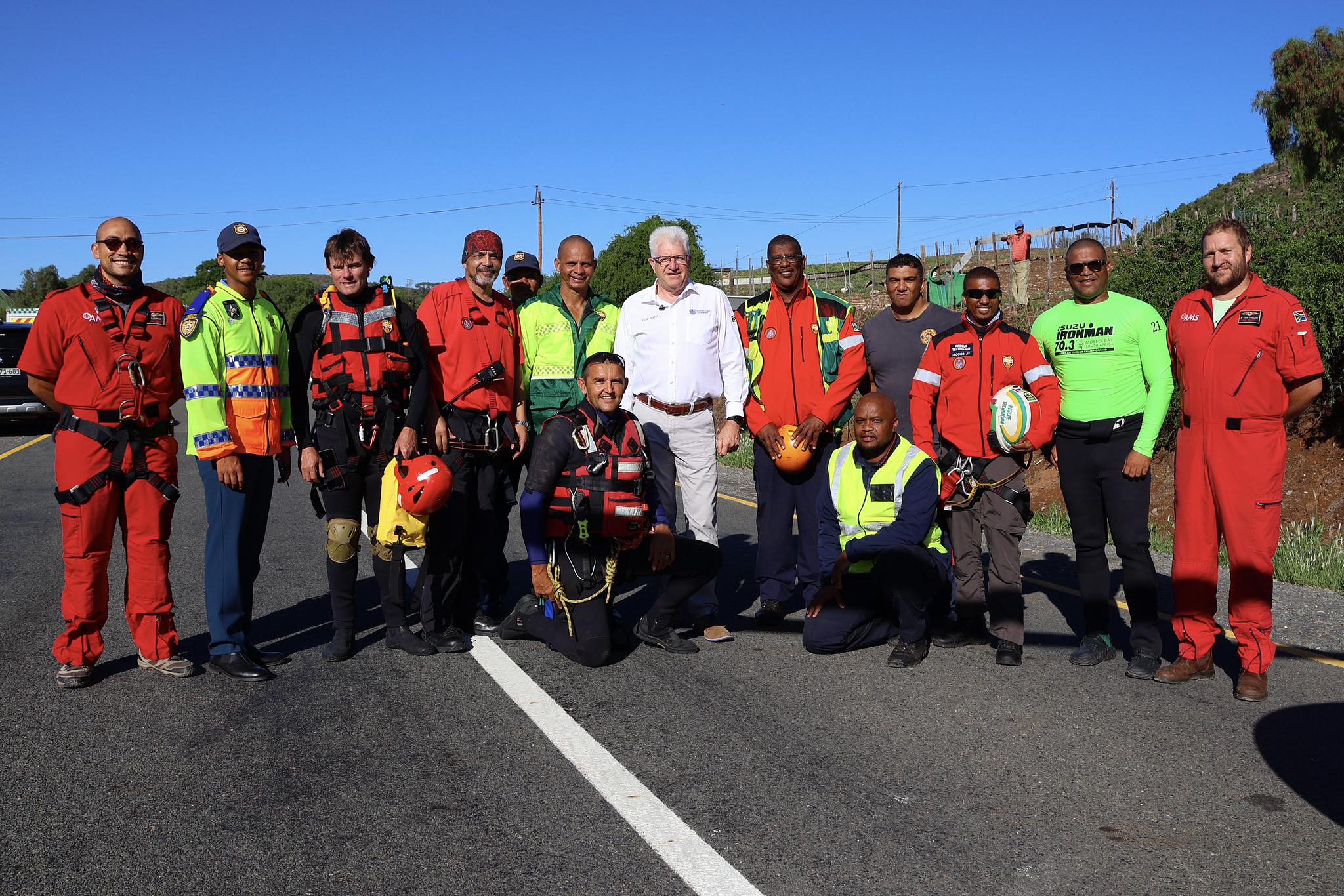 Kaapse premier Alan Winde saam met die reddingspan.