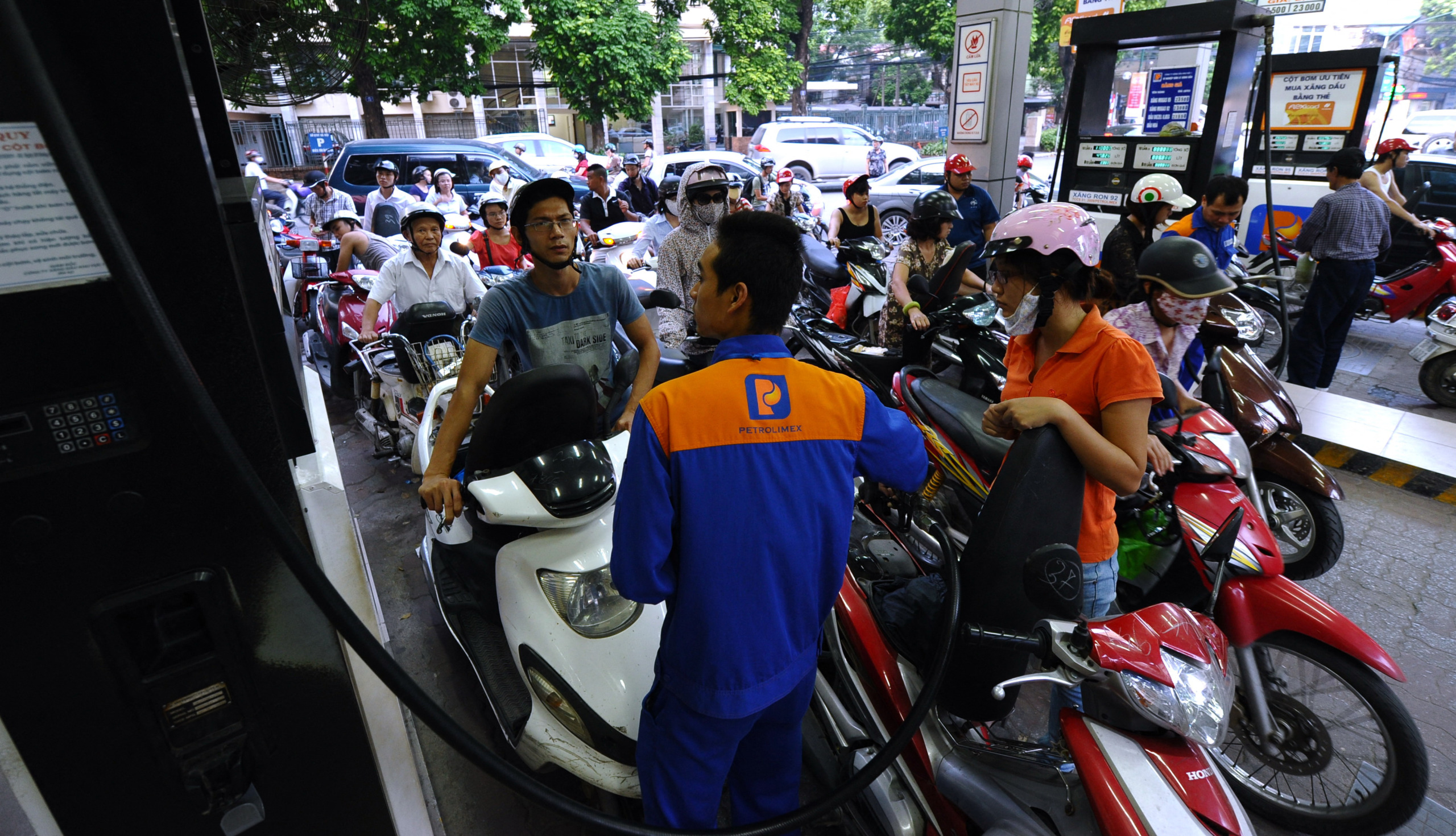 Viëtnam se petrolpryse skiet oornag die hoogte in