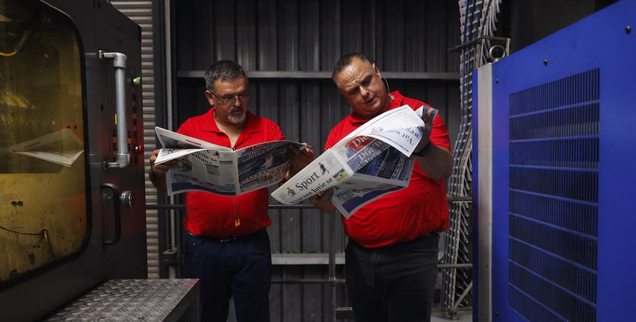 Die Papier: Só voel dit om vir die eerste keer weer die ink op ons vingers te voel