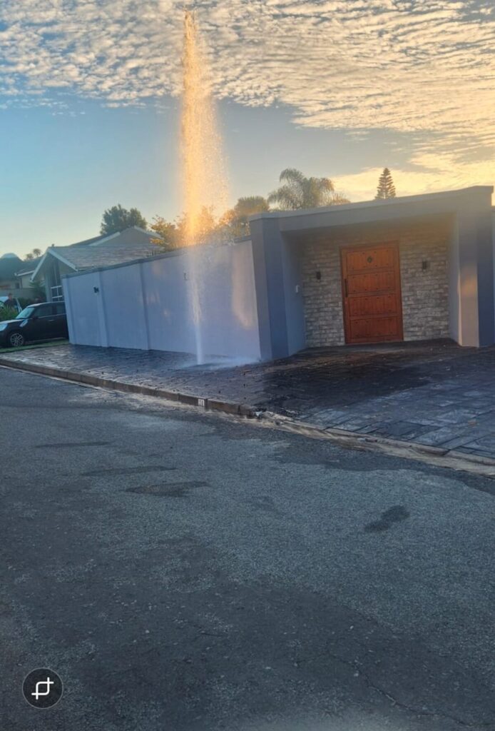 Twee dae later het nog ’n pyp in ’n nabye straat gebars.