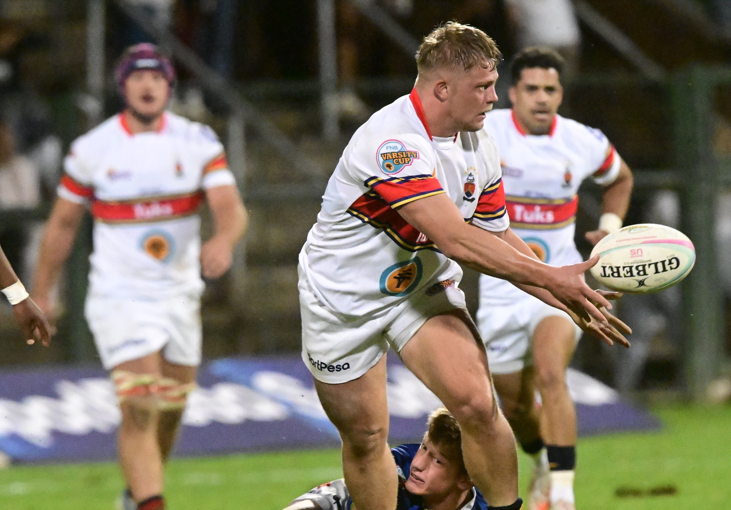 Hennie Koortzen bekyk die Varsitybeker se fees van drieë vanjaar