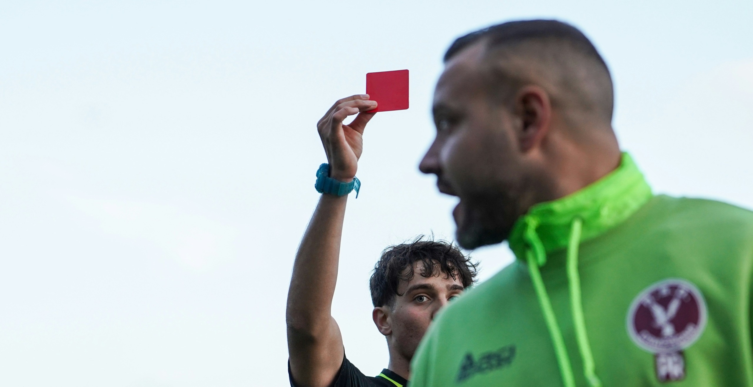 23 sokkerspelers het onlangs rooi kaarte ontvang ná die spelers in ’n wedstryd geveg het.