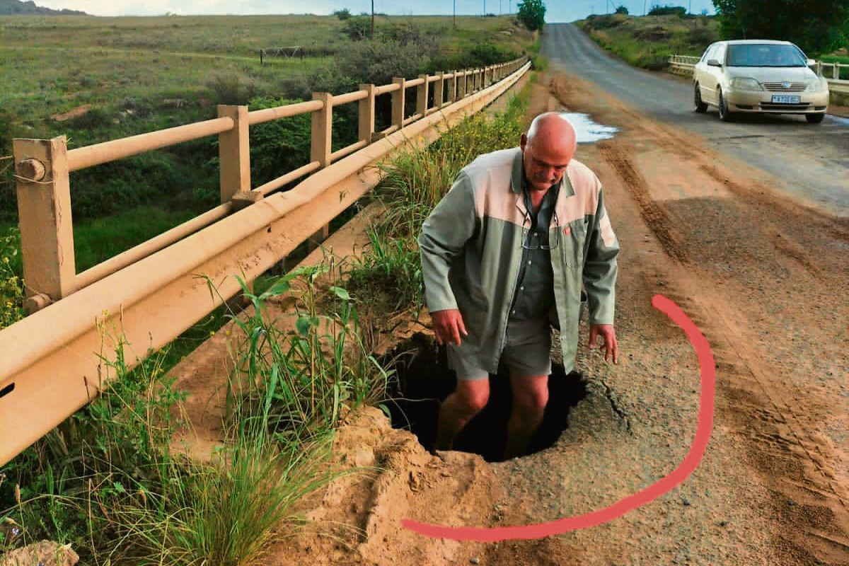 Deonne Roux van die Clocolan-landbouvereniging staan in ’n gat langs die R504 ongeveer 8 km van Bothaville, Leeudoringstad, Orkney en die Viljoenskruising in die Vrystaat.