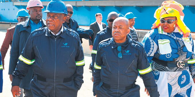 Pres. Cyril Ramaphosa, Sipho Mosai, die uitvoerende hoof van Rand Water, en Pemmy Majodina, die minister van water en sanitasie, verlede jaar tydens ’n toesigbesoek aan die Zuikerbosch-watersuiweringsaanleg in Vereeniging.