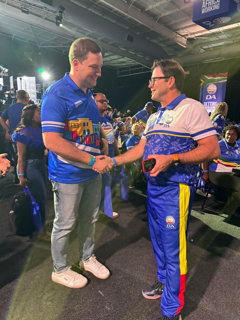 Kaapse burgemeester, Geordin Hill-Lewis, skud Rudi Buys, raadslid in die Wynlande, se hand.