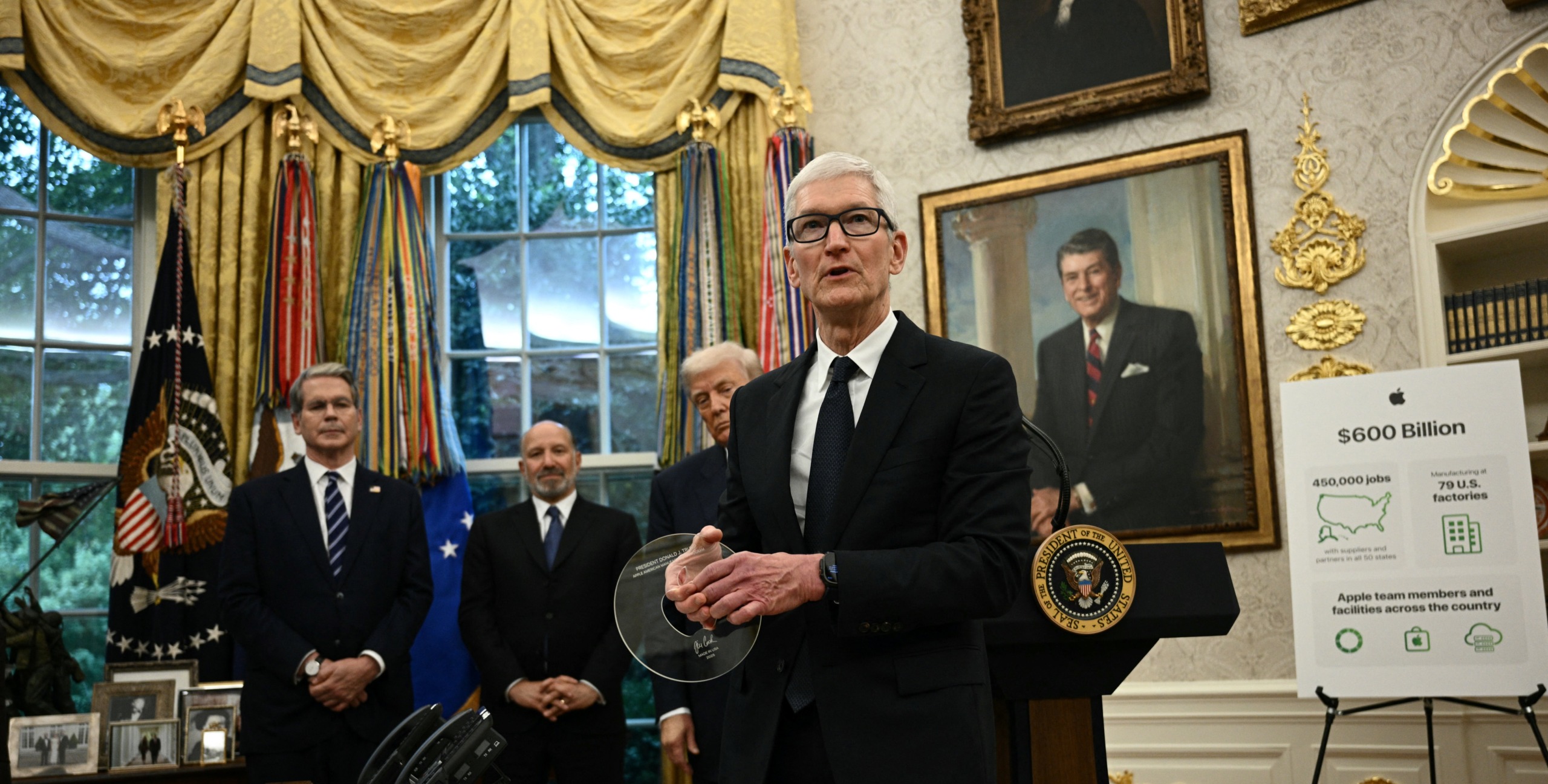 Tim Cook gee die leisels van Apple ná 15 jaar oor