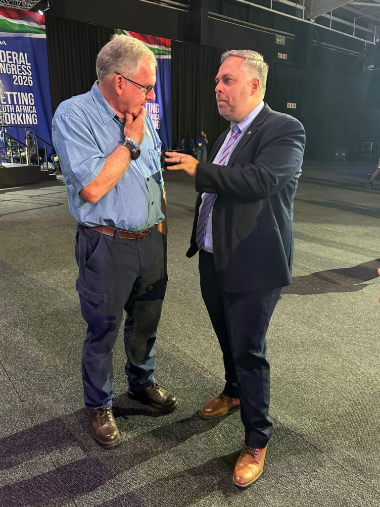 Minister Leon Schreiber bou geselsies in die kantlyn.