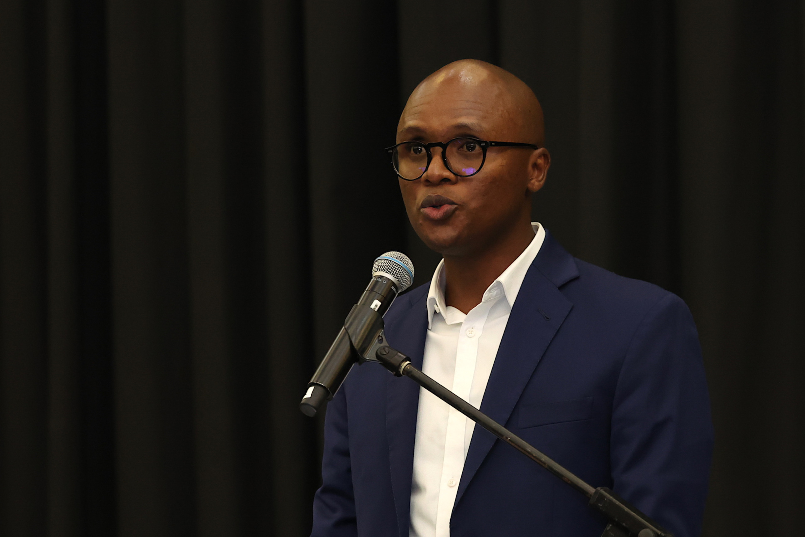 Regering trek KI-wetsontwerp terug ná media fiktiewe bronne ontbloot