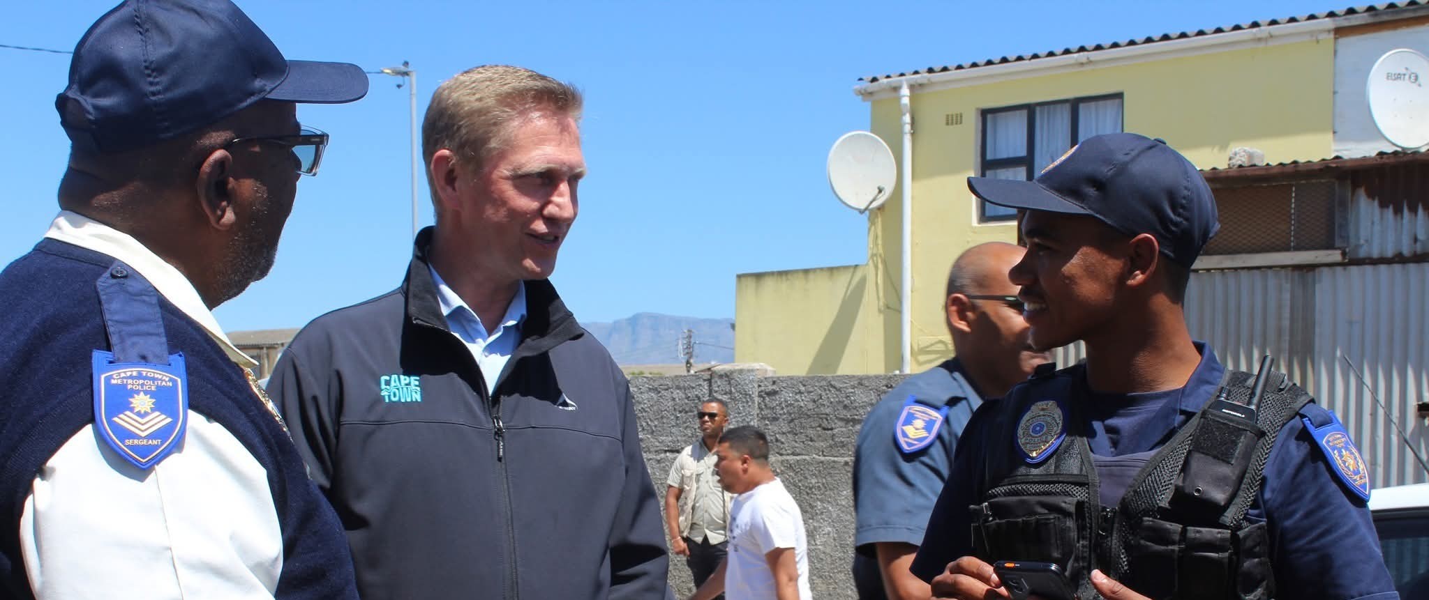 JP Smith, die burgemeesterskomiteelid vir veiligheid en sekuriteit van die Kaapstad-metro, patrolleer gereeld die Kaapse Vlakte saam met sy span.