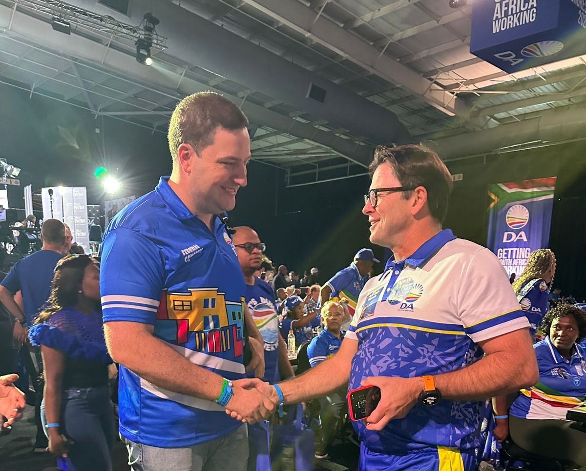 Geordin Hill-Lewis skud Rudi Buys, raadslid in die Wynlande, se hand.