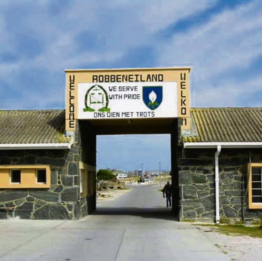 Duisende toeriste besoek Robbeneiland elke jaar.