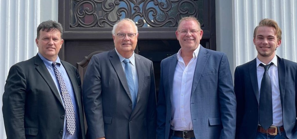 Dr. Corné Mulder (middel links) en Phil Craig, leier van die Referendum-party, skud hand tydens die aankondiging van die samewerkingsooreenkoms verlede maand.