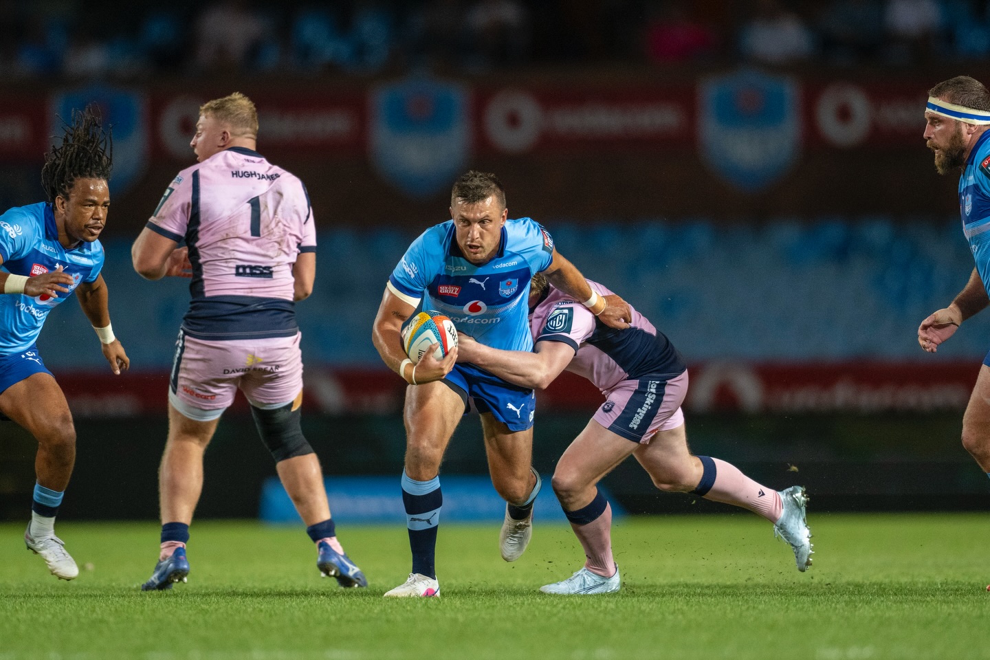 Handré Pollard, losskakel van die Bulle, hier in aksie teen Cardif op Loftus op 20 Maart. Foto: Facebook/Vodacom Bulls