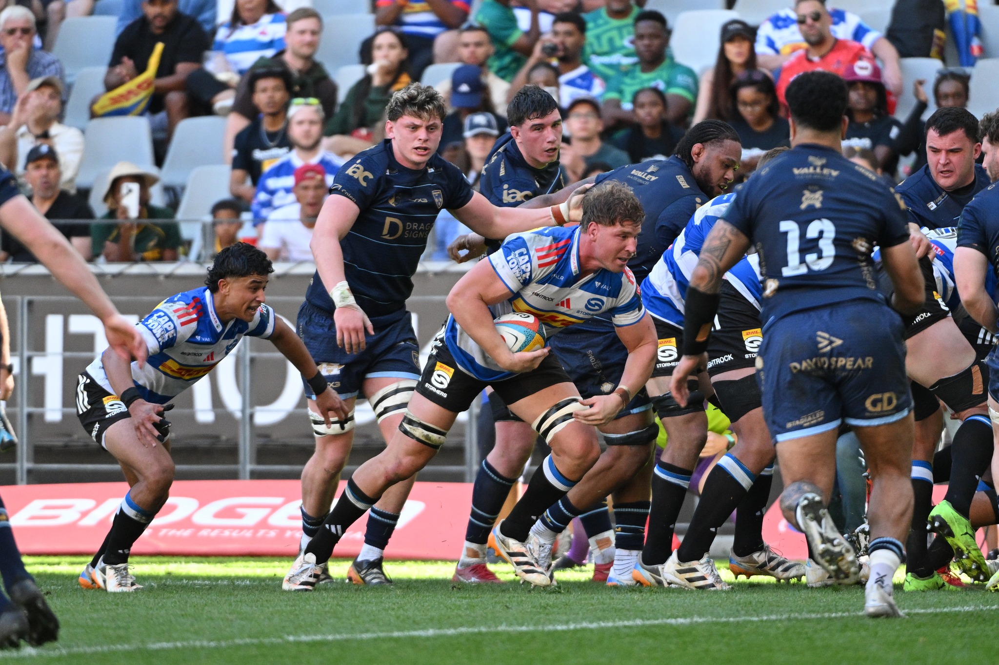 Stormers-agsteman Evan Roos in aksie teen die Dragons.