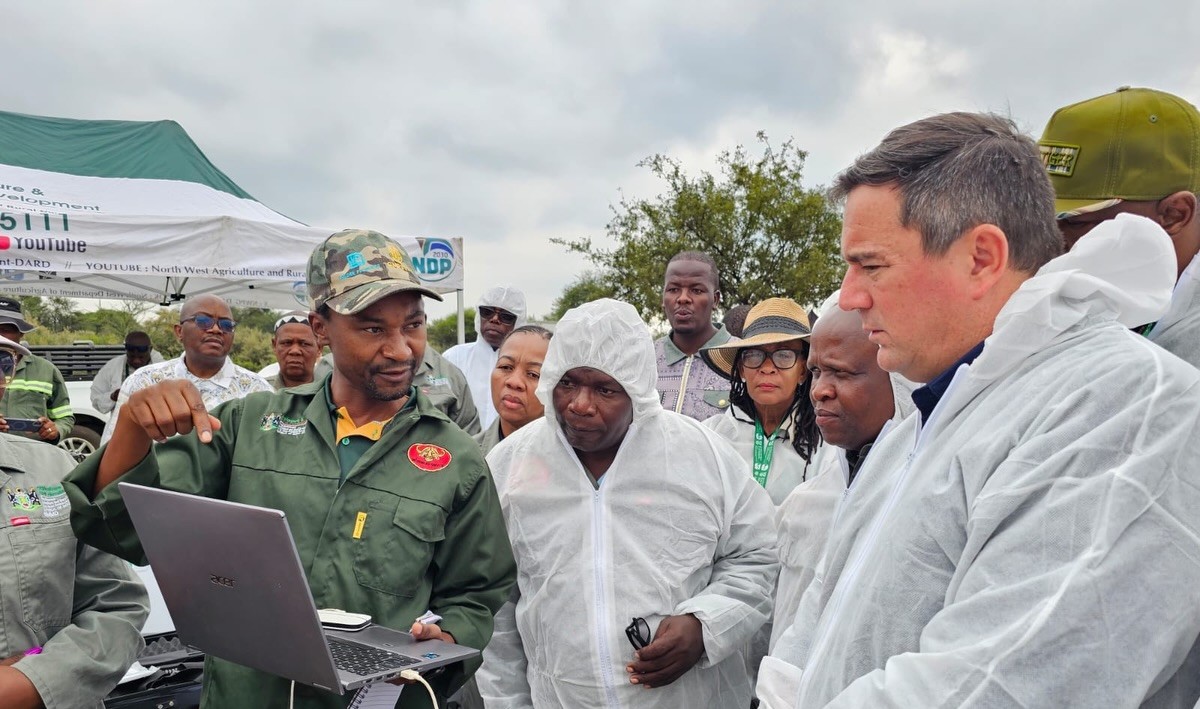 Minister van landbou, John Steenhuisen, tydens ’n onlangse inentingsveldtog teen bek-en-klouseersiekte.