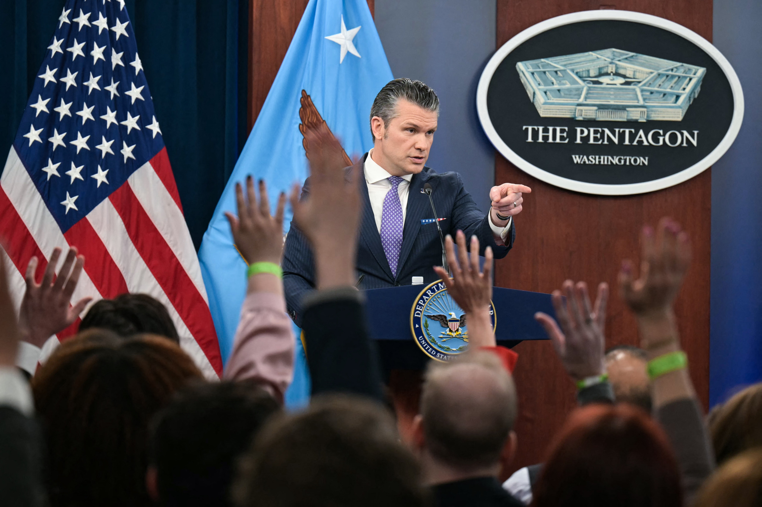 Trump-administrasie gee nóg senior amptenare die trekpas, insluitend hoof van weermag