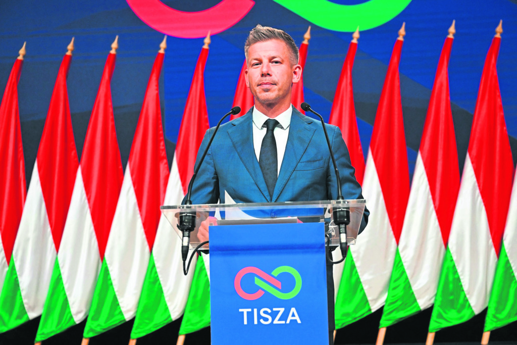 Péter Magyar, leier van die Tisza-party, spreek die media toe in Boedapest, Hongarye.