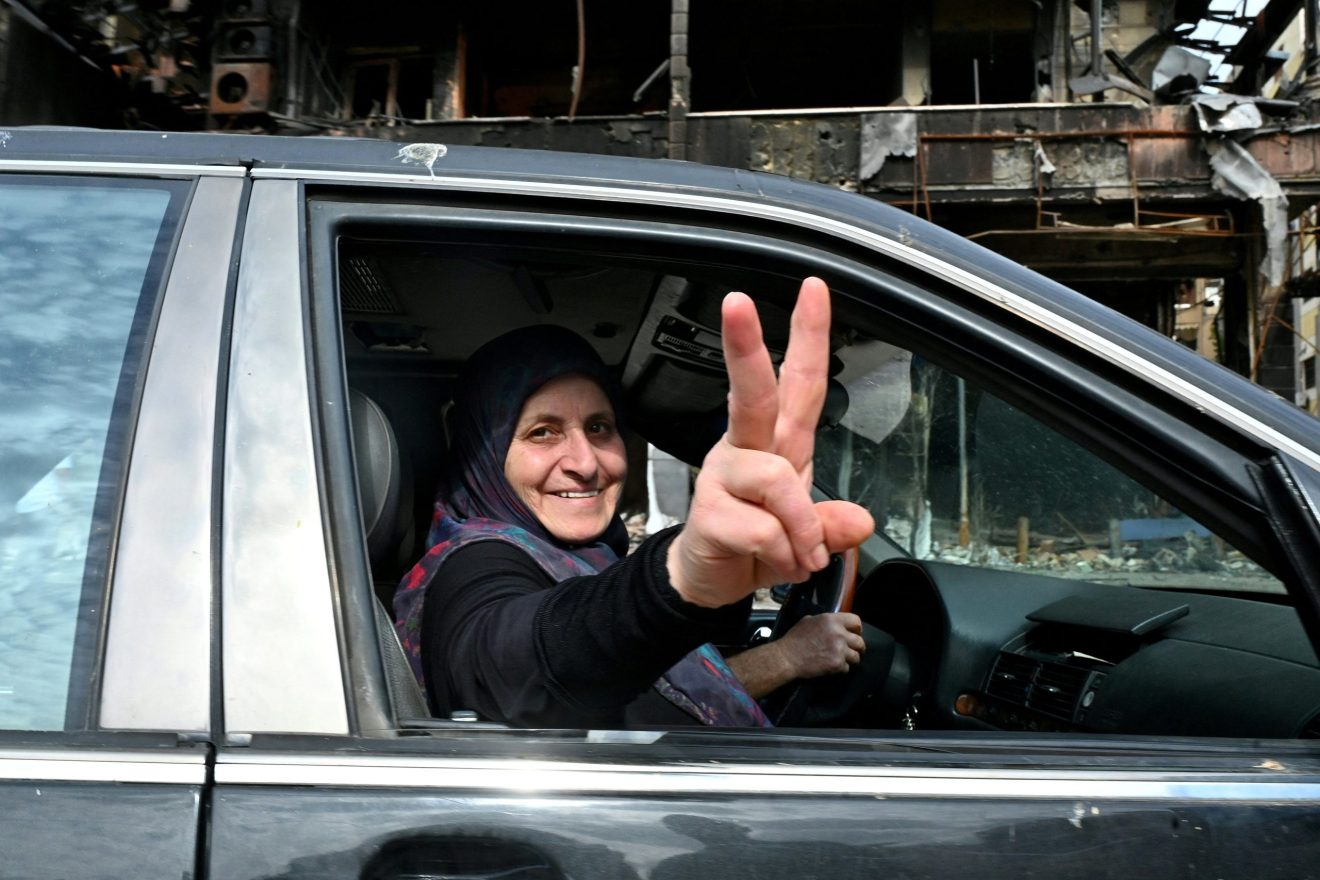 Libanese inwoners keer terug na hul woonbuurt in Beiroet se suidelike voorstede nadat ’n skietstilstand van 10 dae met Israel op 17 April in werking getree het.