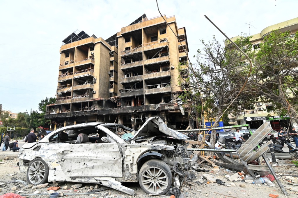 Verwoesting in Beiroet se suidelike voorstede nadat ’n skietstilstand van 10 dae met Israel vandag in werking getree het.