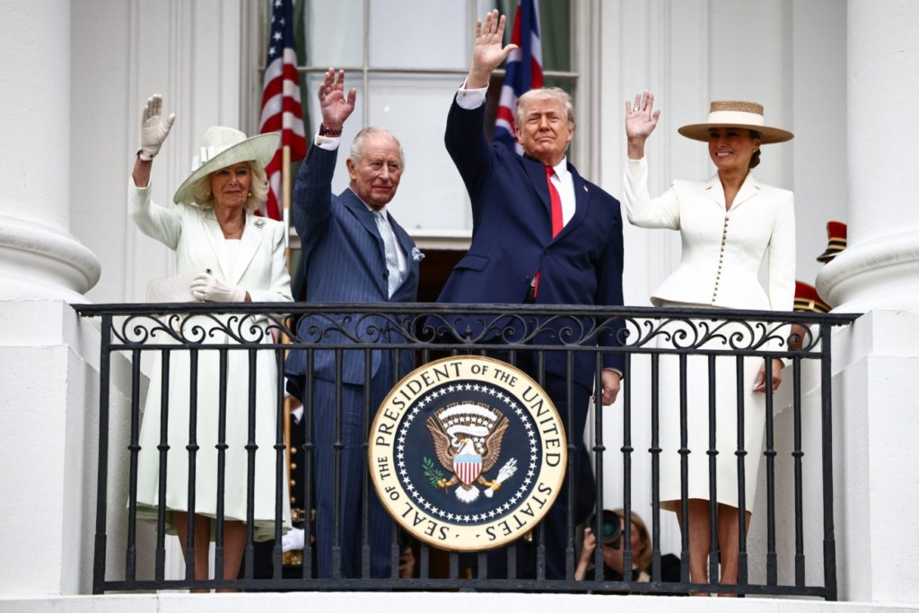 Koning Charles en koningin Camilla saam met president Trump en presidentsvrou, Melania Trump, op die balkon van die Withuis.