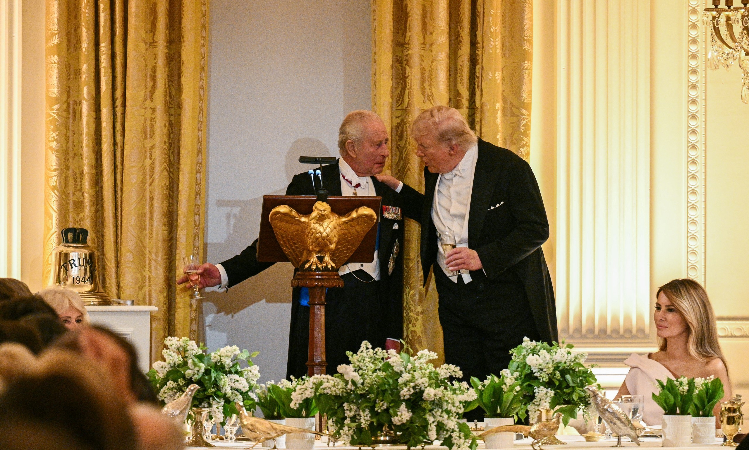 Koning Charles III en die Amerikaanse president Donald Trump klink glase tydens ’n staatsdinee by die Withuis.