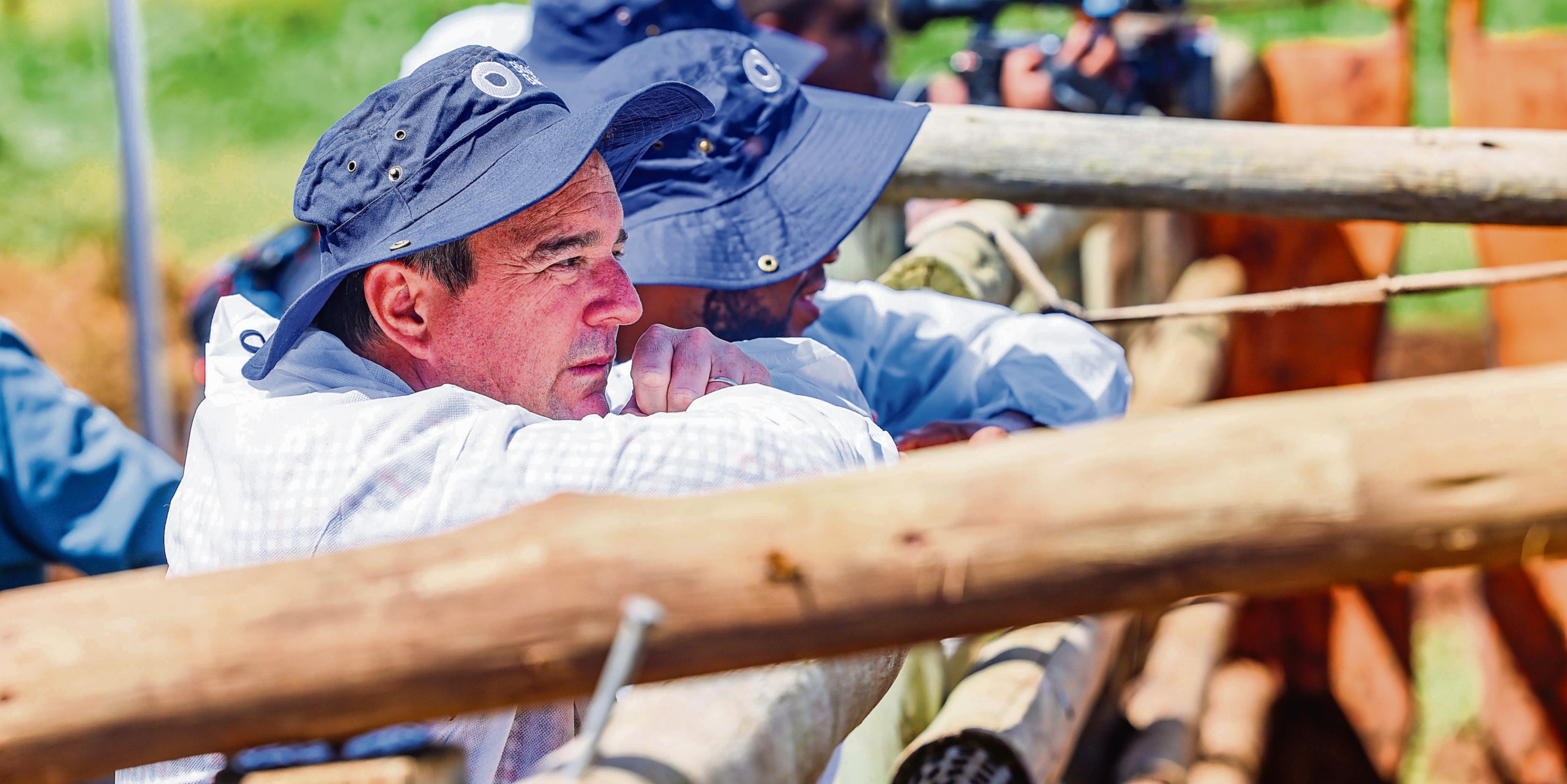 John Steenhuisen, minister van landbou, by die inenting van vee in Katlehong in Maart in Ekurhuleni in Gauteng.
