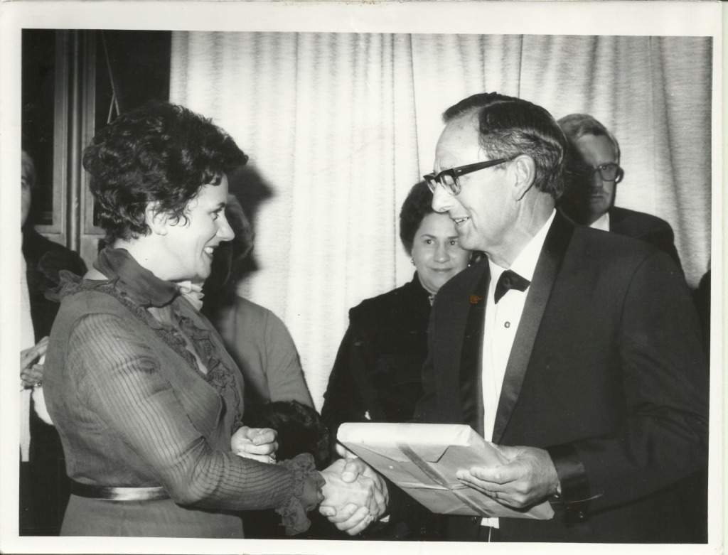 Mimi Coertse, een van die eerste musiekbeurswenners van die FAK in 1956, ontvang ’n geskenk van die destydse voorsitter, ds. D.P.M. Beukes, ná ’n konsert wat sy in Bloemfontein vir die FAK aangebied het.