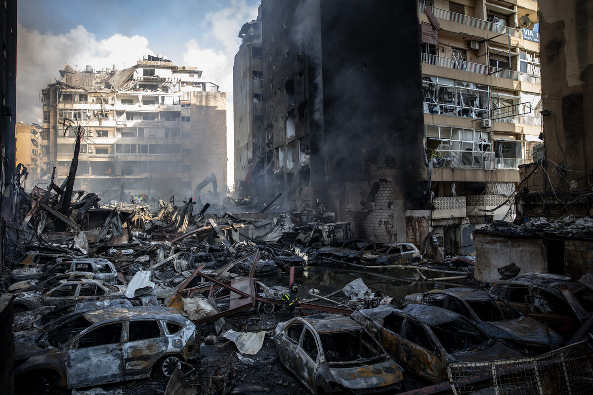 ’n Brandbestryder loop deur motorwrakke terwyl ’n gebou ná ’n Israeliese lugaanval op Beiroet, Libanon, brand. Israel het sy aanvalle op Libanon verskerp en sê Amerika se skietstilstand tussen dié land en Iran sluit nie Libanon in nie.