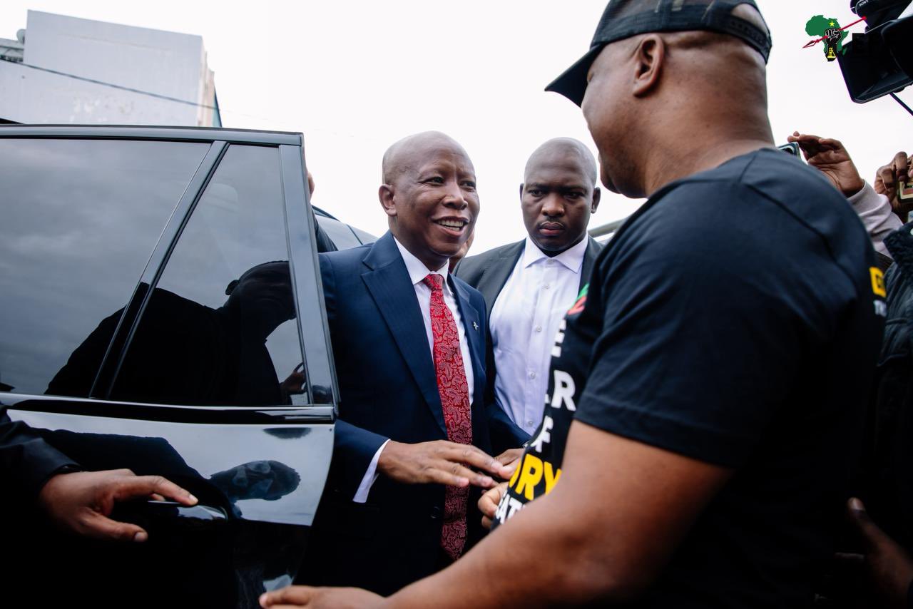 EFF-leier Julius Malema daag Woensdag by die landdroshof in KuGompo-stad (Oos-Londen) op. Foto: EFF