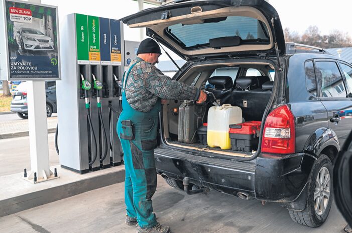 ’n Man vul ’n petrolkan in Tvrdosin in Slowakye. Die Slowaakse regering het wetgewing ingestel wat brandstofpryse by die grens met Pole vermeerder omdat Poolse mense hul voertuie in Slowakye met brandstof vul, waar dit goedkoper is. Die hoeveelheid brandstof wat elke motoris mag koop, word ook beheer.