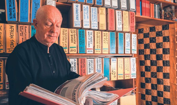 Pieter-Dirk Uys voor sy versameling optredes in Darling.