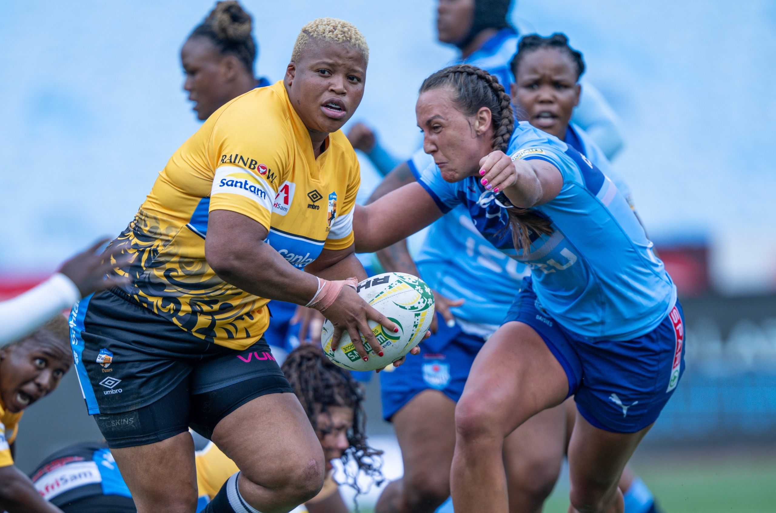 Aseza Hele van die Boland-vrouespan probeer vir Libbie Janse van Rensburg van die Bulle ontglip verlede maand in hul kragmeting op Loftus Versfeld.