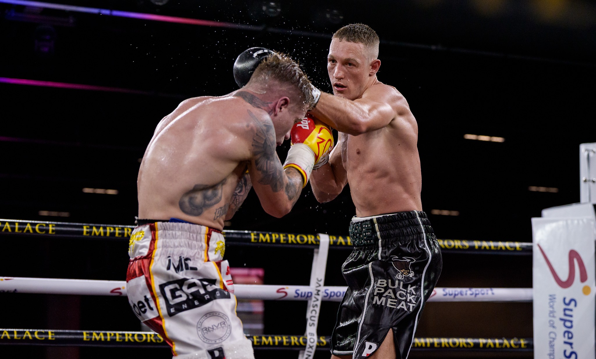 Brandon Thysse en Roarke Knapp swaai appels.