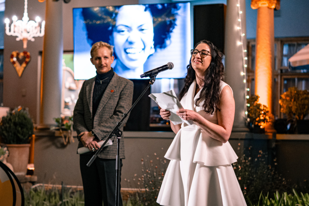 Programbestuurder, Marijda Kamper, stel die Crystal-Donna Roberts Beurs bekend.