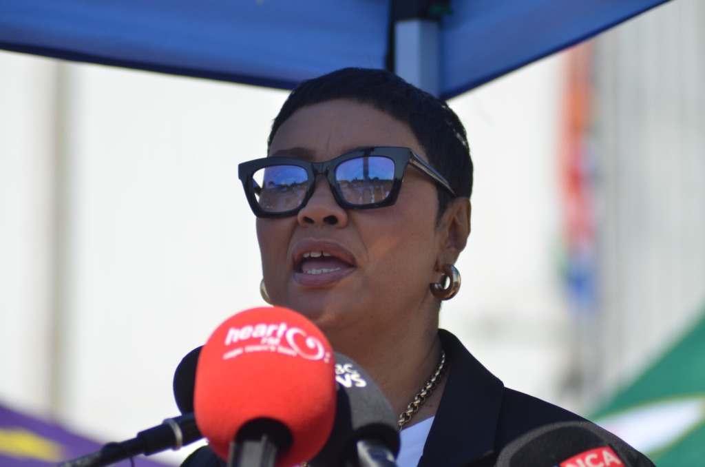 Dereleen James, ActionSA-LP, spreek Dinsdag die Operasie Prosper-verrigtinge in Kaapstad toe.