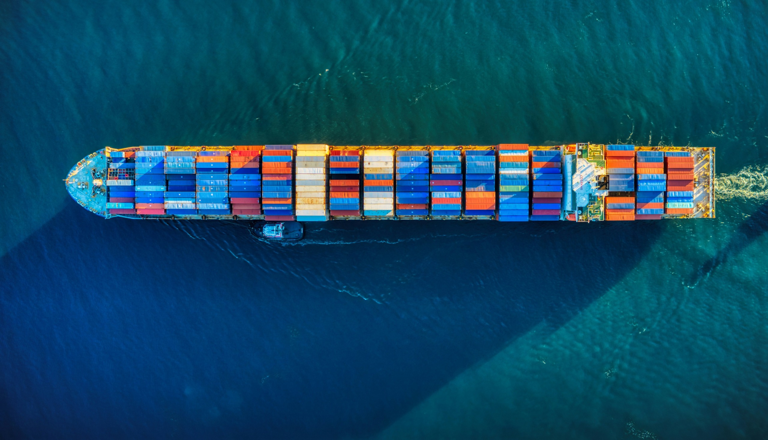 2 skepe vaar deur Straat van Hormoes terwyl skietstilstand in werking tree