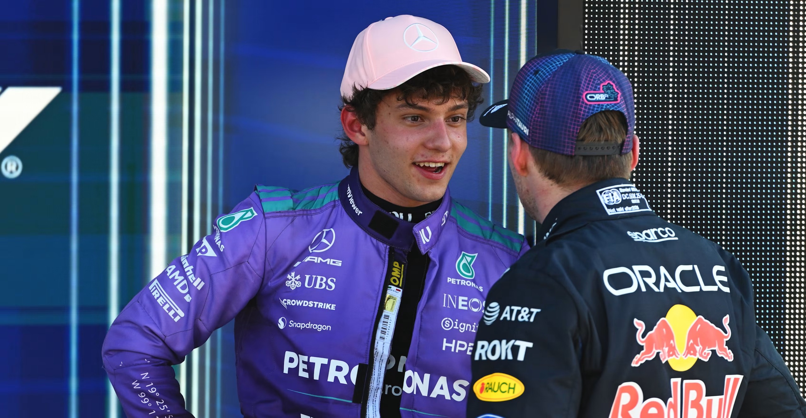 Kimi Antonelli (links) en Max Verstappen.