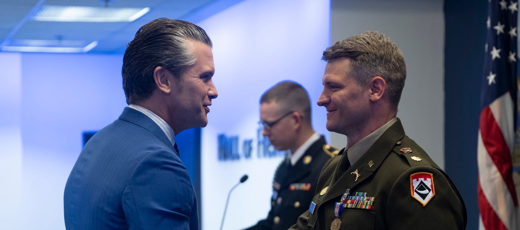 Sekretaris van oorlog, Pete Hegseth, gee die Soldaatmedalje aan Maj. Ryan Reynolds.