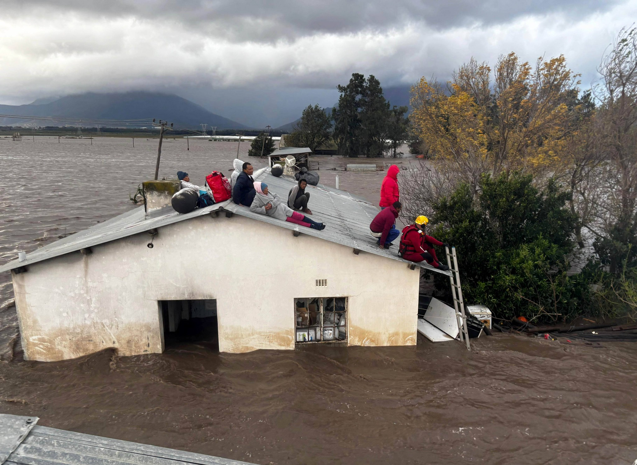 Meer as 2 000 mense is verlede week in die Kaapse Wynland-distrik weens gure weer dakloos gelaat. Foto: NSRI