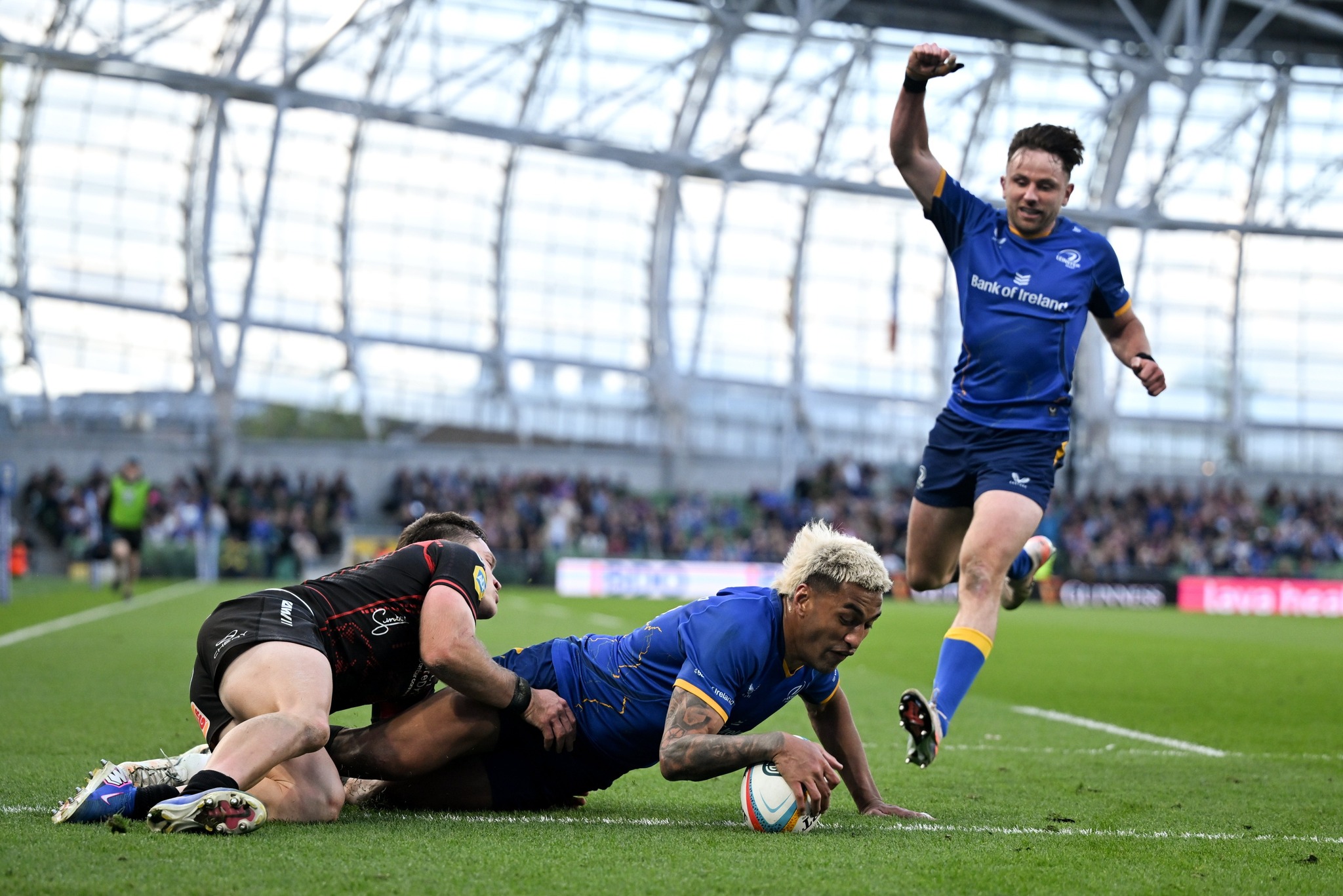 Rieko Ioane druk ’n drie vir Leinster.