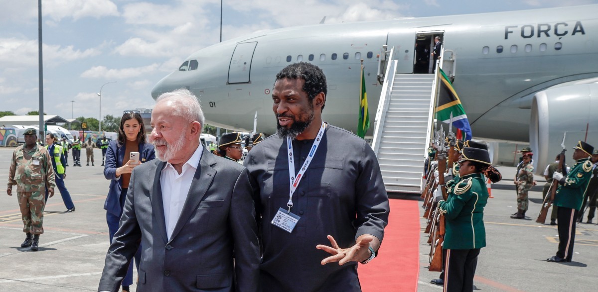 Die minister van hoër onderwys, Buti Manamela (regs), saam met Brasilië se president, Luiz Inacio Lula da Silva.
