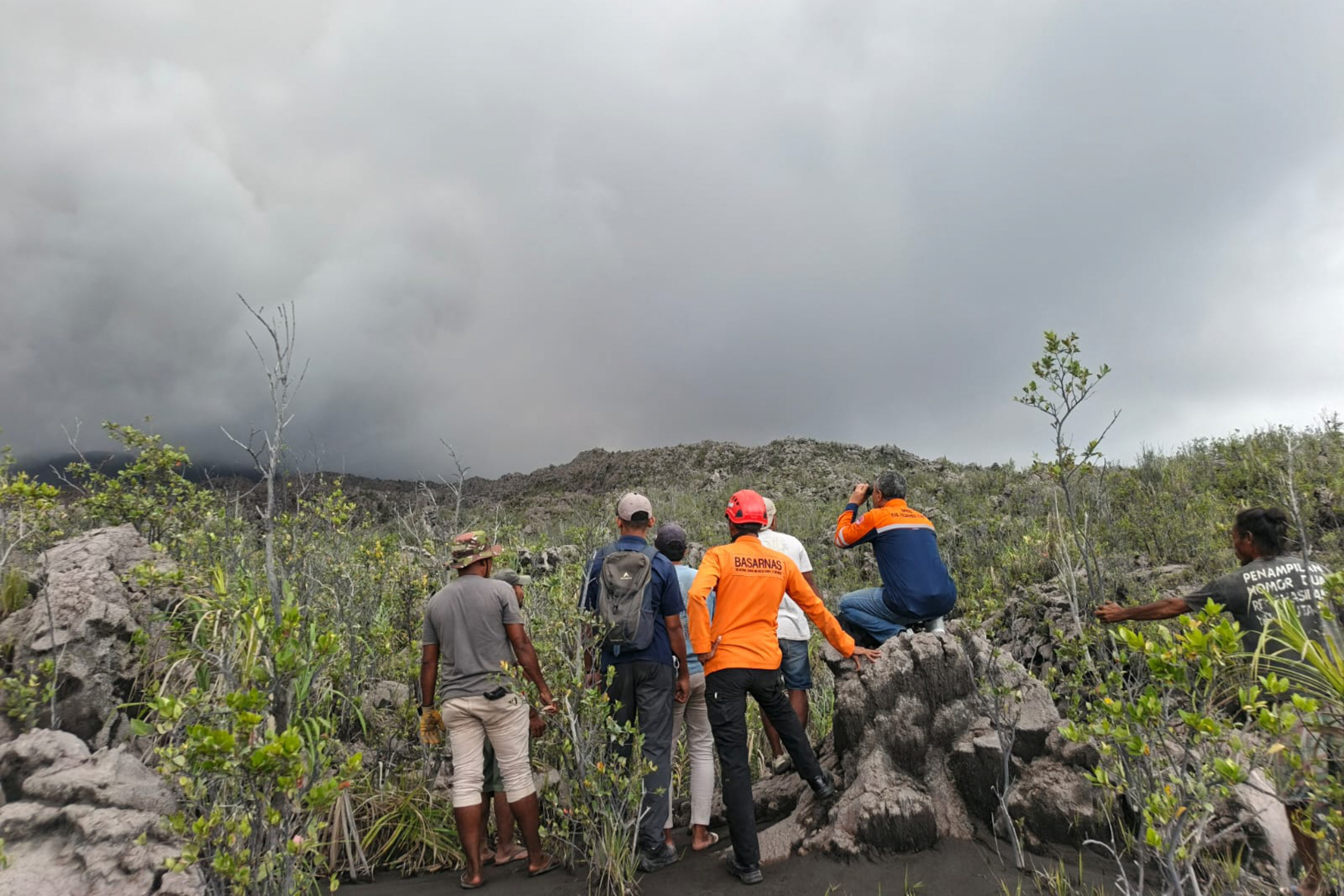 Reddingswerkers in Indonesië het Saterdag die liggaam gevind van een van drie stappers wat in ’n vulkaniese uitbarsting dood is. Foto: AFP