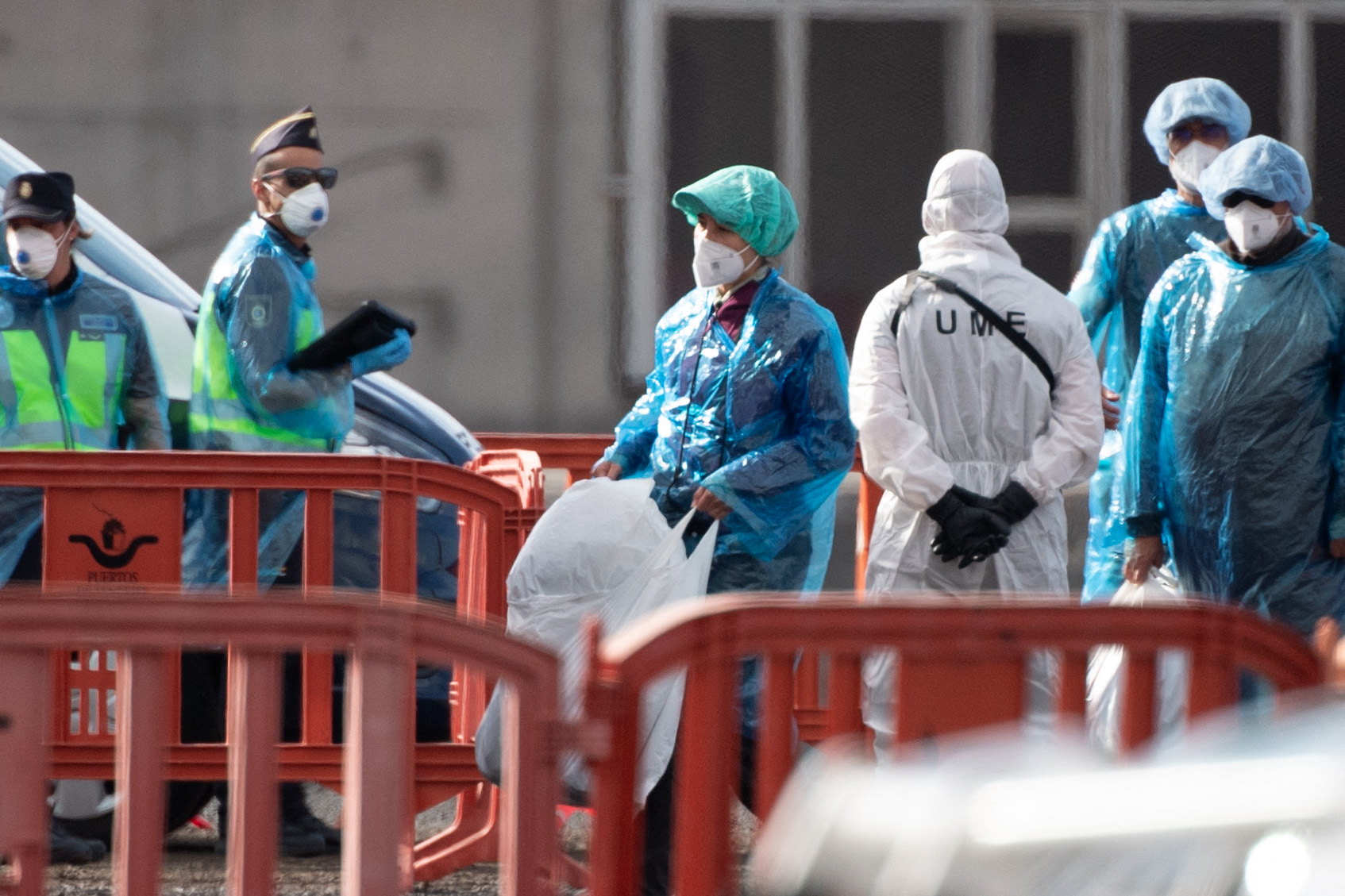Passasiers van dodelike ‘virus-skip’ begin ontruim ná 3 sterftes