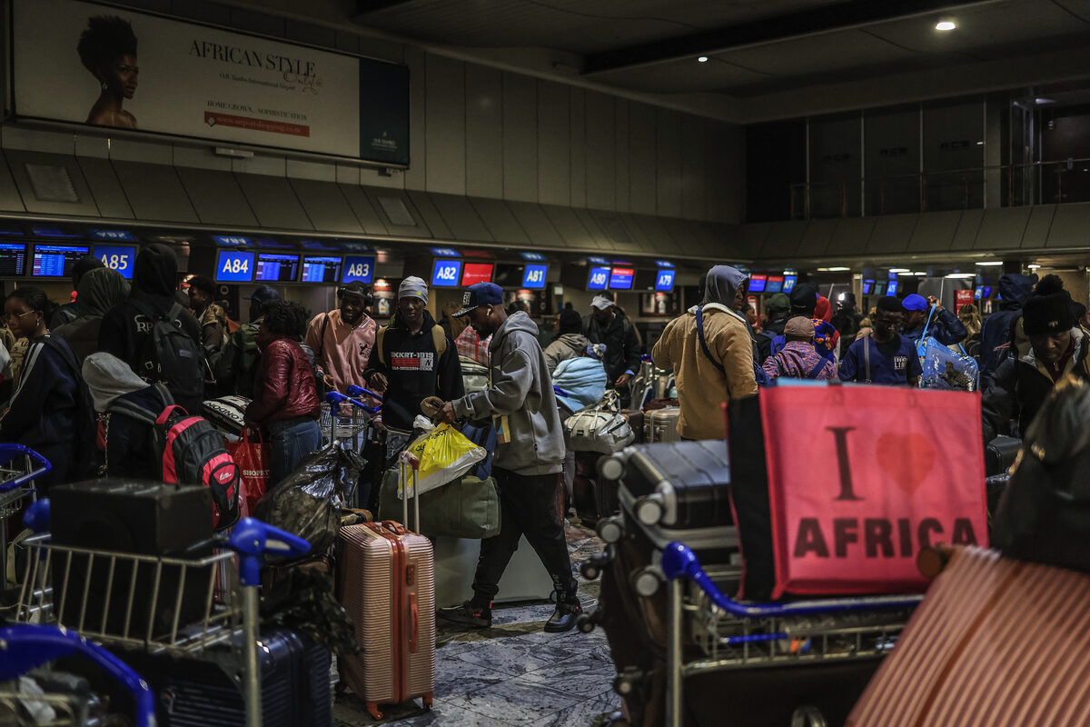 Ghanese burgers laas week op die O.R. Tambo-lughawe. Die Ghanese regering het hulle uit die land geneem, uit vrees vir hul veiligheid.