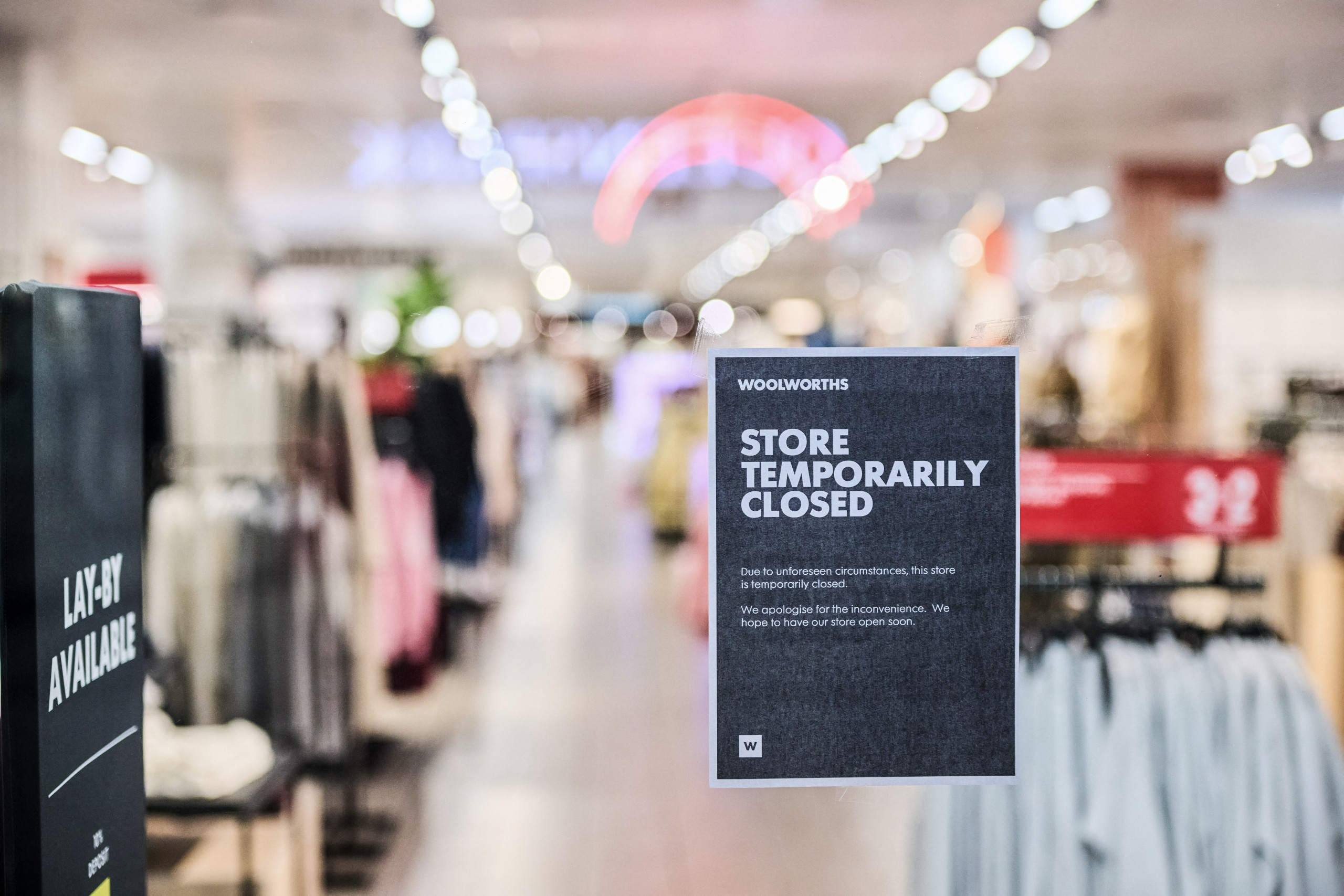 Die Woolworths-groep het landswyd die sekuriteit by hul winkels opgeskerp.
